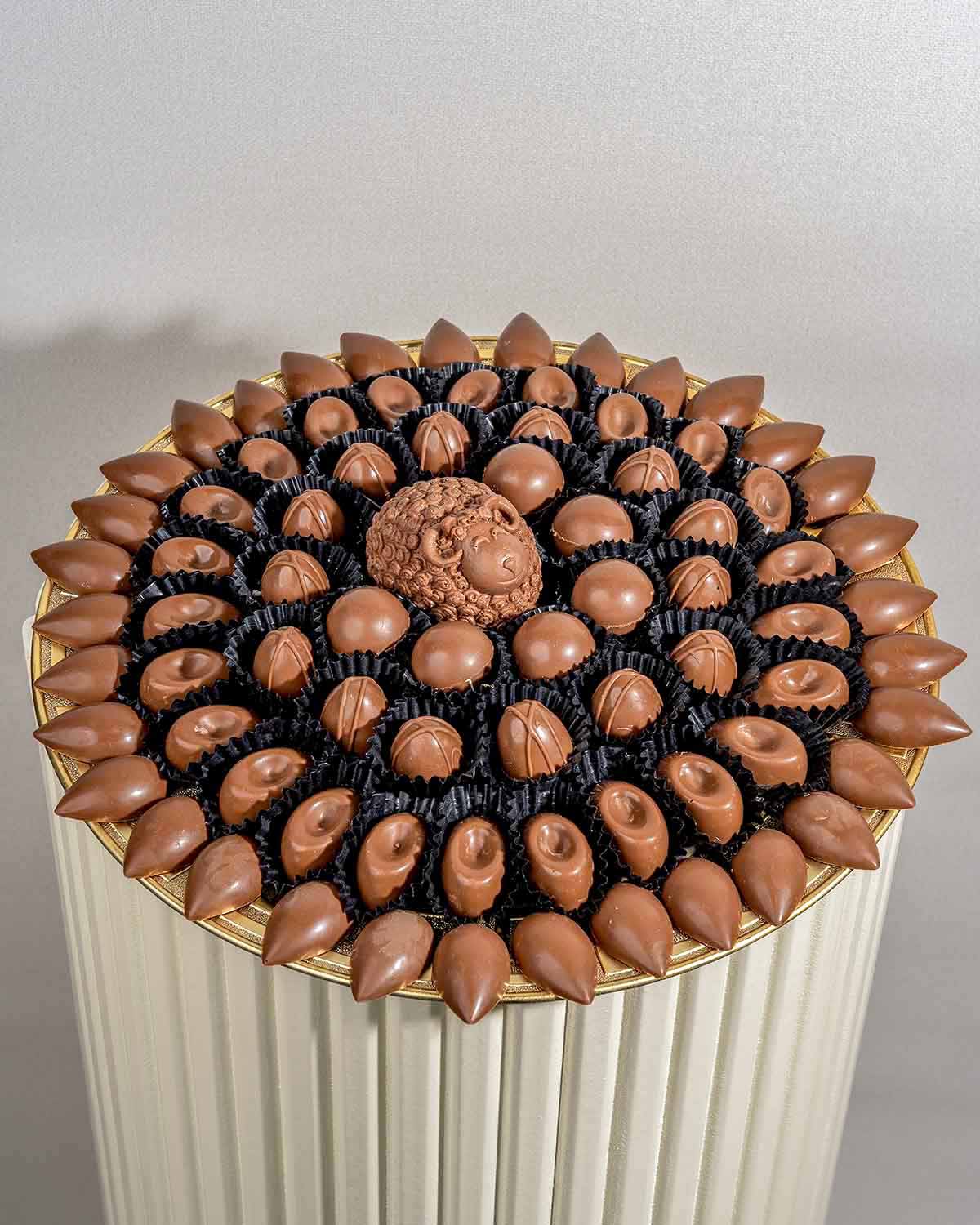 77 Assorted Milk chocolates EID AL ADHA Gift TrayChocolate & ConfectioneryYour Gift Contains:• 77pcs of Assorted Belgian Milk Chocolate• Flavors: Pistachio, Hazelnut, Speculoos, Peanut Butter and Roche• Chocolate Weight: 830g• Tray Dimension: 31x31cmHandl